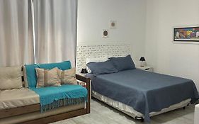 Studio a 30 m da Praia com Garagem Até 4 hóspedes